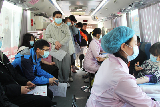 飛揚(yáng)熱血青春  匯集愛心洪流——安康學(xué)院積極開展冬季獻(xiàn)血活動(dòng)