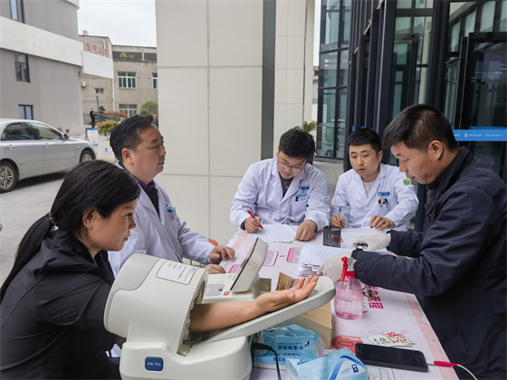 一“臂”之力，踐行醫(yī)者擔(dān)當(dāng)——安康市中心血站聯(lián)合漢濱區(qū)第三人民醫(yī)院開展無償獻(xiàn)血活動