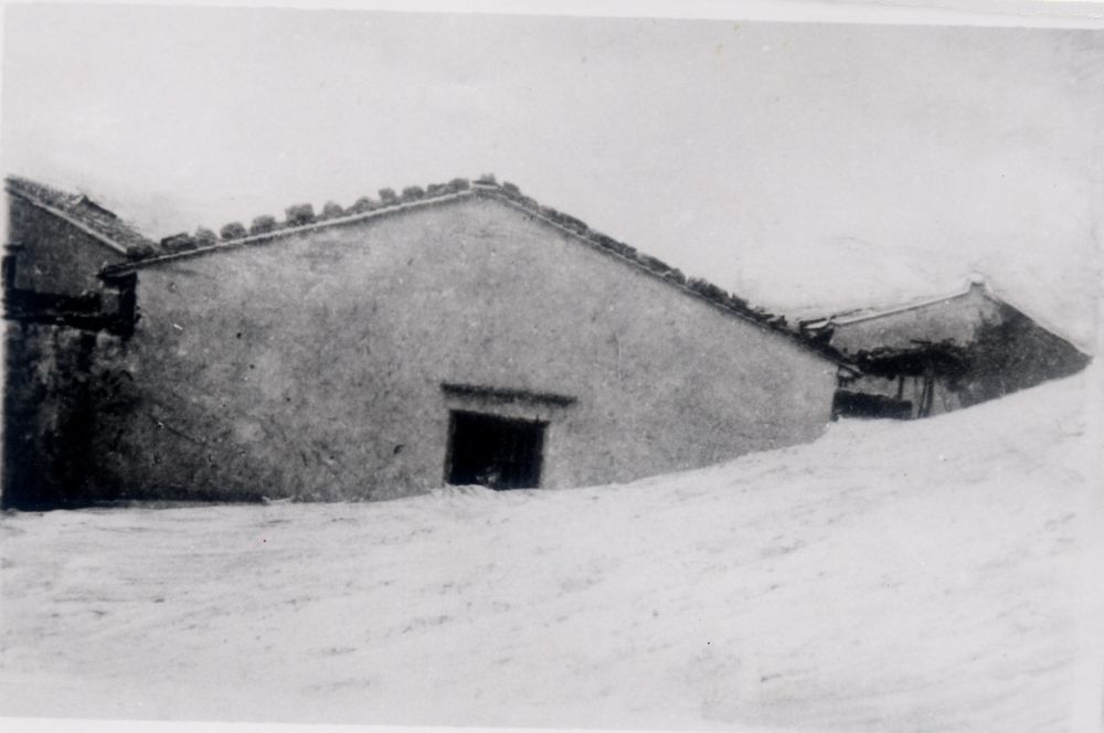 昔日的東山島風(fēng)沙掩埋部分村民村舍（資料照片）。