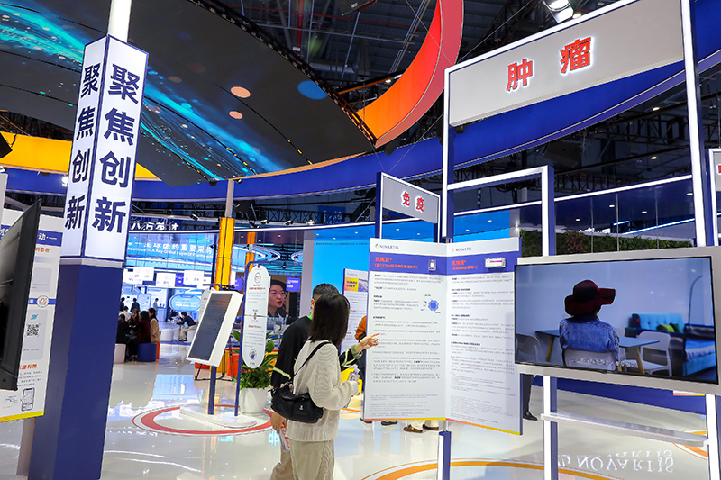 2025年11月9日，上海，第八屆進博會（醫(yī)療器械及醫(yī)藥保健展區(qū)）。