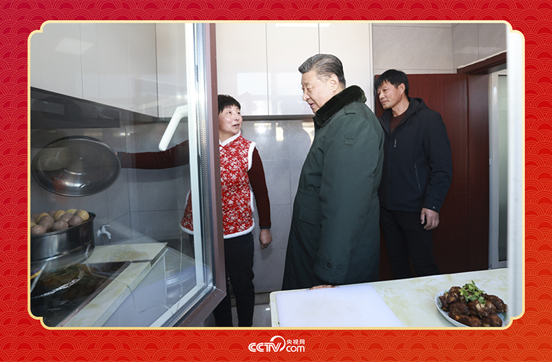 2025年春節(jié)前夕，習(xí)近平總書記在遼寧葫蘆島市綏中縣明水滿族鄉(xiāng)祝家溝村考察時，走進(jìn)村民朱西存家看望。