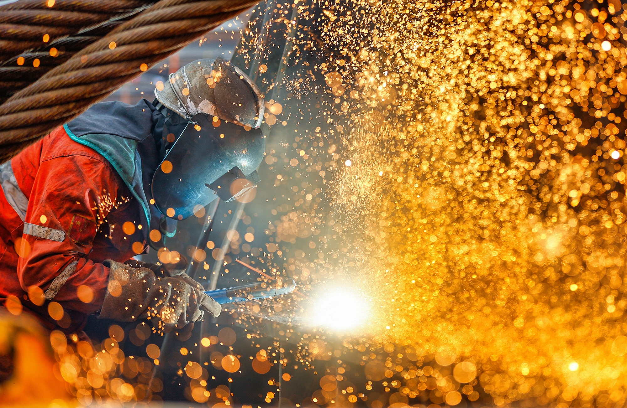 △ 2026年1月29日，在天津市濱海新區(qū)，海上油氣平臺建設工人進行現(xiàn)場施工。