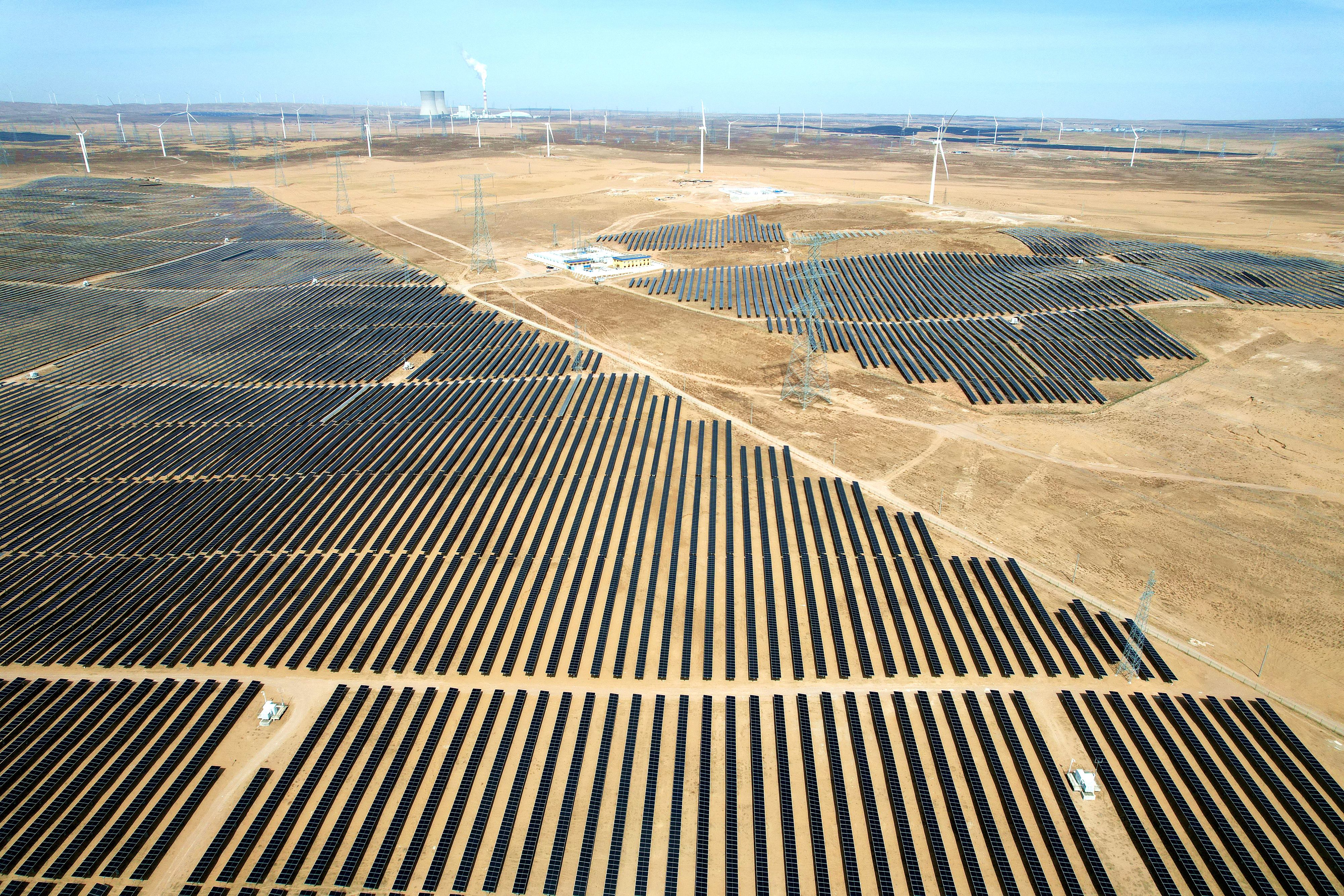 2026年3月18日，寧夏銀川，在靈武市白土崗鄉(xiāng)的一處光伏產(chǎn)業(yè)基地，成片的太陽能光伏板匯成一片“藍色海洋”。