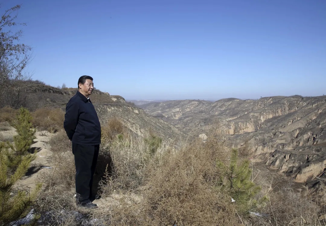 2015年2月13日，習近平回到陜西省延安市延川縣文安驛鎮(zhèn)梁家河村看望父老鄉(xiāng)親。在一段山路上，他停了下來，舉目凝望。